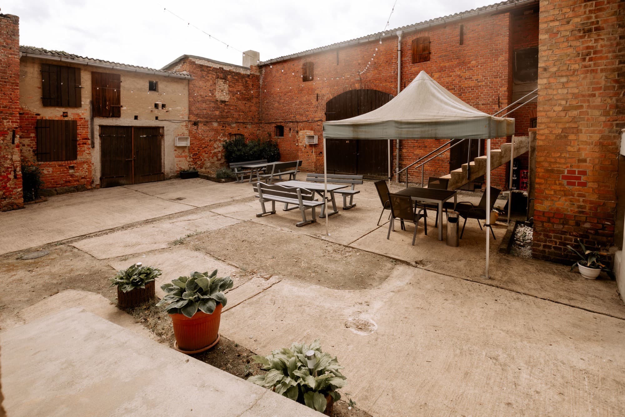 Innenhof der Ratsstuben Kalbe mit Sitzplätzen